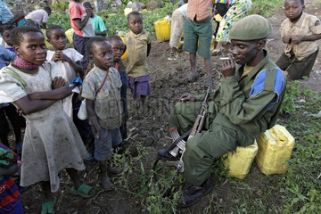 Kibati  Demokratische Republik Kongo  kongolesischer Soldat sitzt auf Wasserkanister