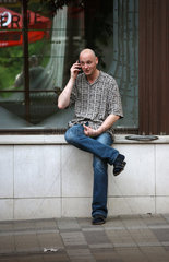 Marienbad  Tschechische Republik  Mann mit Handy