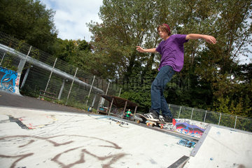 Rostock  Deutschland  Jugendlicher auf einer Skaterbahn