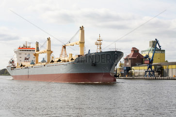 Rendsburg  Deutschland  Frachter Harriett auf dem Nord-Ostsee-Kanal