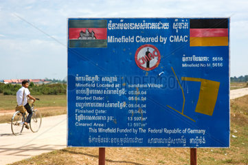 Siem Reap  Kambodscha  Hinweisschild zu einem gesaeuberten Mienenfeld