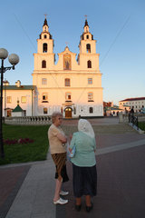 Minsk  Weissrussland  glaeubige alte Frauen vor der Heiliggeist-Kathedrale