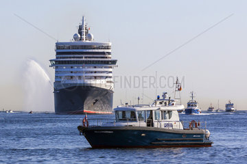 Kiel  Deutschland  das Kreuzfahrtschiff Queen Elizabeth und die Hafenpolizei