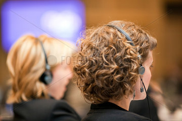 Dublin  Irland  zwei Frauen mit Kopfhoerern waehrend eine Konferenz
