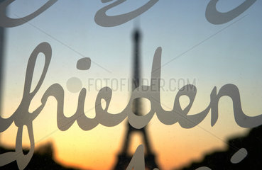 Paris  das Wort Frieden auf einer Glasscheibe