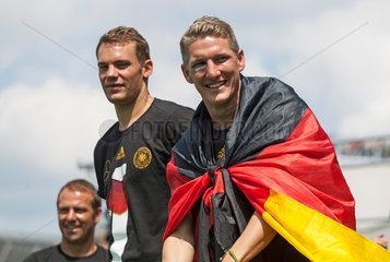Berlin  Deutschland  Manuel Neuer und Bastian Schweinsteiger