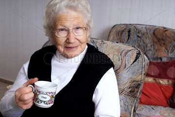 Nauen  Deutschland  eine Rentnerin geniesst eine Tasse Tee