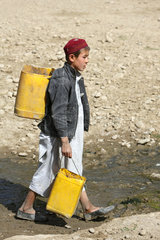 Feyzabd  Afghanistan  ein Kind mit Wasserkanistern