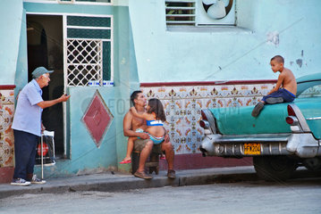 Havanna  Kuba  eine Familie vor ihrem Haus