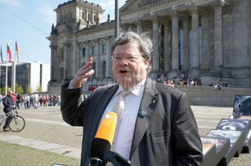 Berlin  Deutschland  Reinhard Buetikofer  Die Gruenen  vor dem Bundestagsgebaeude