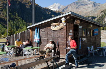 Cavaglia-Ebene  Schweiz  Gaeste in einer kleinen Bar am Bahnhof