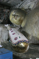 Dambulla  Sri Lanka  liegender Buddha im Hoehlentempel von Dambulla