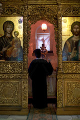Heybeliada  Tuerkei  Priester beim Abendgottesdienst am Altar  Im Vordergrund die Ikonostase