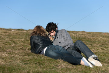 Metzeral  Frankreich  ein junges Paar geniesst die Sonne auf dem Hohneck