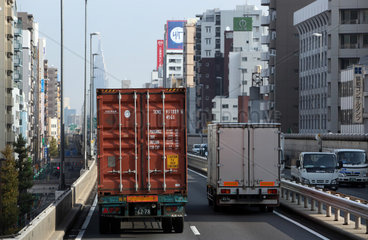 Tokio  Japan  Ueberholvorgang  Lastkraftwagen auf einer Schnellstrasse
