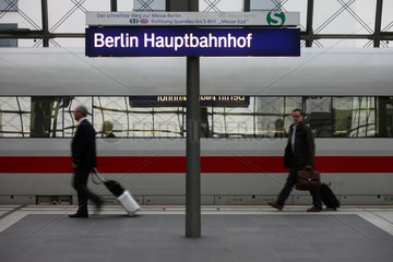 Berlin  Deutschland  Reisende auf einem Bahnsteig im Berliner Hauptbahnhof