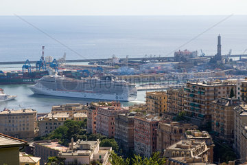 Genua  Italien  das Kreuzfahrtschiff Fantasia bei der Ausfahrt aus dem Hafen von Genua
