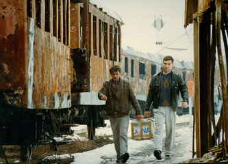 Sarajevo  Bosnien und Herzegowina  Maenner auf einem stillgelegten Bahnhofsgelaende
