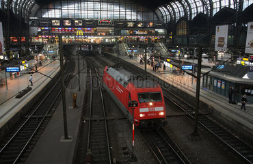 Hamburg  Deutschland  Elektrolok eines Regionalzugs in der Haupthalle im Hauptbahnhof