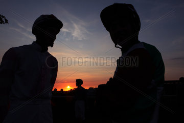 Bad Doberan  Deutschland  Silhouette  Jockeys bei Sonnenuntergang