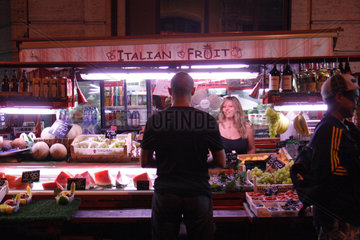 Rom  Italien  ein Mann kauft nachts Obst