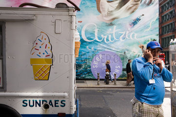 New York City  USA  eine Strassenszene mit Eiswagen