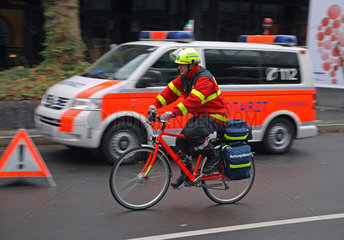 Duesseldorf  Notarzt-Rettungs-Fahrrad auf der Messe Medica