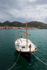 Andratx  Mallorca  Spanien  ein Segelboot liegt im Hafen