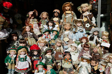 Rothenburg ob der Tauber  Deutschland  Puppen in Trachtenkleidung in einem Souvenirgeschaeft