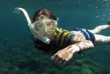 Alicudi  Italien  Junge beim Schnorcheln im Meer