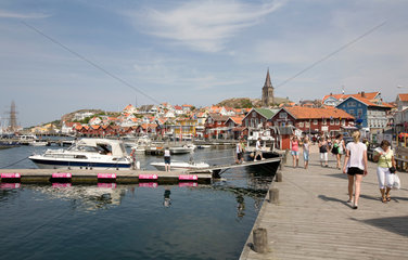Fjaellbacka  Schweden  Besucher am Hafen
