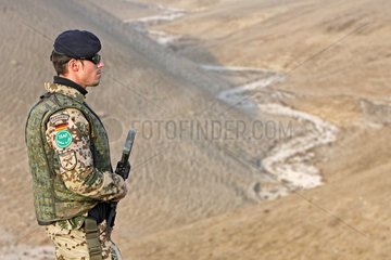 Mazar-e Sharif  Afghanistan  Bundeswehr-ISAF-Soldat sichert das Gelaende