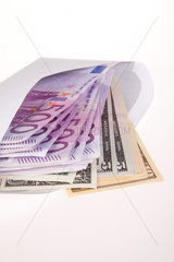 Berlin  Deutschland  500-Euroscheine und US-Dollar im Briefumschlag