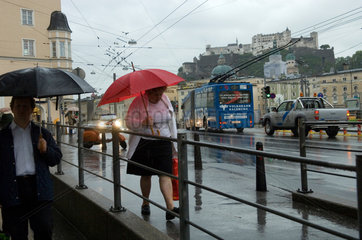 Salzburg  Oesterreich  Stadtansicht bei Regenwetter