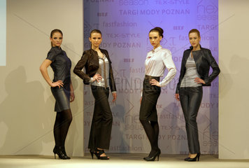 Posen  Polen  Models auf dem Laufsteg der Targi Mody Poznan Fashion Fair