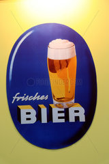 Berlin  Deutschland  Schild mit der Aufschrift frisches Bier