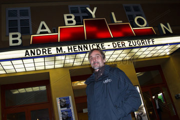 Berlin  Deutschland  Andre Hennicke vor dem Kino Babylon