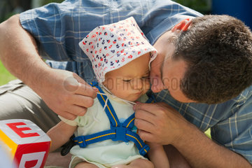 Breslau  Polen  Vater mit seiner Tochter im Babyalter im Garten