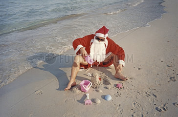 Weihnachtsmann spielt am Strand
