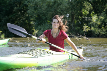 Ploen  Deutschland  eine junge Frau macht eine Kanutour auf dem Grossen Ploener See