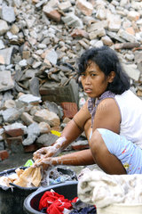 Bulus Kulon  Indonesien  Waesche waschen zwischen Truemmern