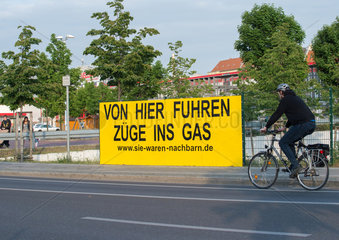 Berlin  Deutschland  Gedenktafel fuer die Ofper des Holocausts der Initiative Sie waren Nachbarn