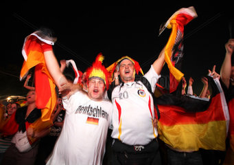 Berlin  Deutschland  die Fanmeile in Berlin beim Halbfinalspiel Deutschland-Tuerkei