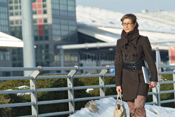 Hamburg  Deutschland  Geschaeftsfrau mit einem Macbook Pro vor dem Flughafen
