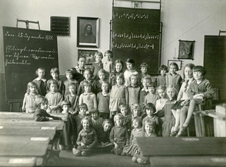 Klassenfoto mit Lehrerin  Maedchenklasse  1928
