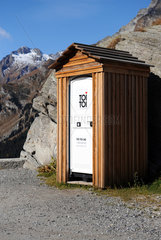 Samedan  Schweiz  Toilettenhaeuschen der Firma Toi Toi in den Alpen