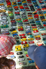 Berlin  Deutschland  Kinder schauen sich Spielzeug-Autos an