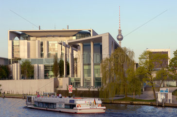 Berlin  Deutschland  Ausflugsschiff im Regierungsviertel