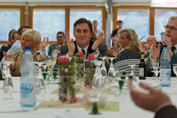 Holdorf  Deutschland  D. McAllister (CDU)  Ministerpraesident Niedersachsens  besucht das Schuetzenfest  Szenen aus dem Festzelt