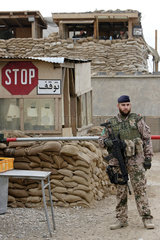 Mazar-e Sharif  Afghanistan  ISAF-Soldat sichert das Maingate von Camp Marmal